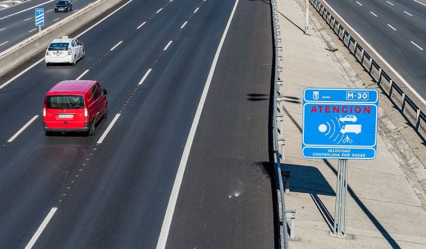 El truco más extendido en carretera para 'engañar' a un radar puede costarte una multa de 200 euros