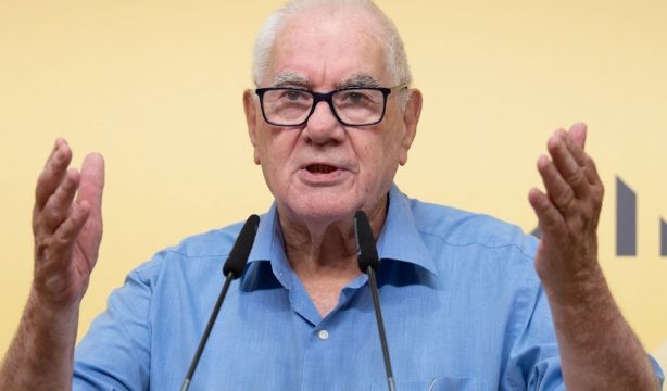 Ernest Maragall rompe el carnet de ERC tras la polémica de los carteles del alzhéimer