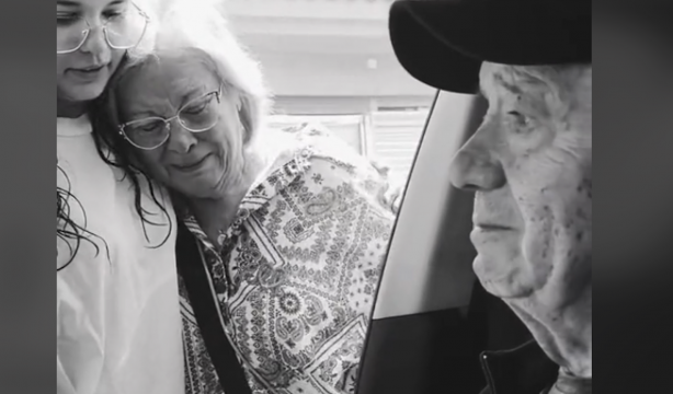 VÍDEO: Se hace tatuajes en honor a sus abuelos y la reacción se vuelve viral