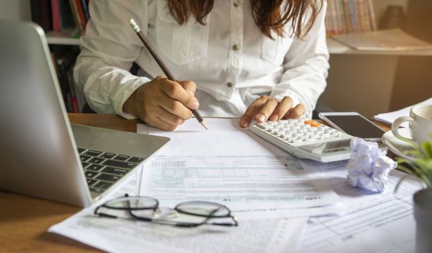 Hacienda vigila el dinero que se dona de padres a hijos: este es el máximo para no ser investigado