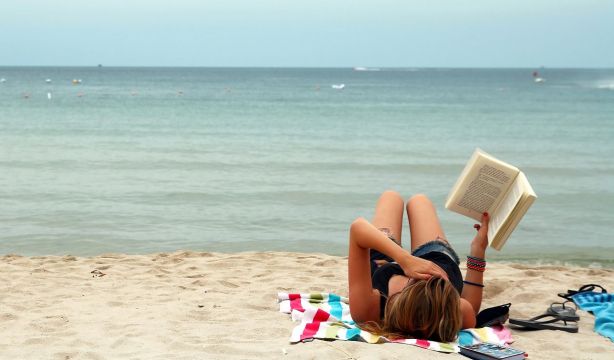 Las 15 novelas que arrasan en el verano de 2024 (Bigstock)