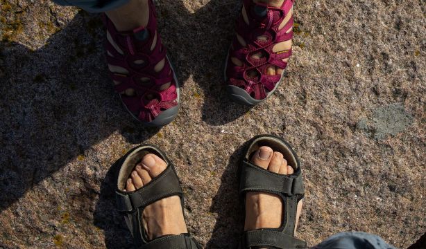 El truco casero para eliminar las manchas y la suciedad de tus sandalias