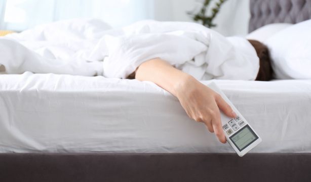 ¿Cuánto aumenta la factura de la luz poner el ventilador o el aire acondicionado toda la noche?