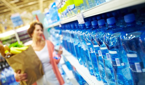 Beber agua mineral en vez de la del grifo cuesta al año 100 veces más