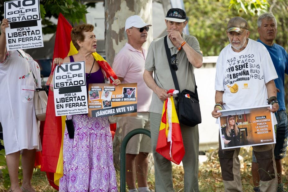 Manifestantes con pancartas a la entrada de la testifical del presidente de Gobierno, en el Palacio de La Moncloa Manifestantes con pancartas a la entrada de la testifical del presidente de Gobierno, en el Palacio de La Moncloa