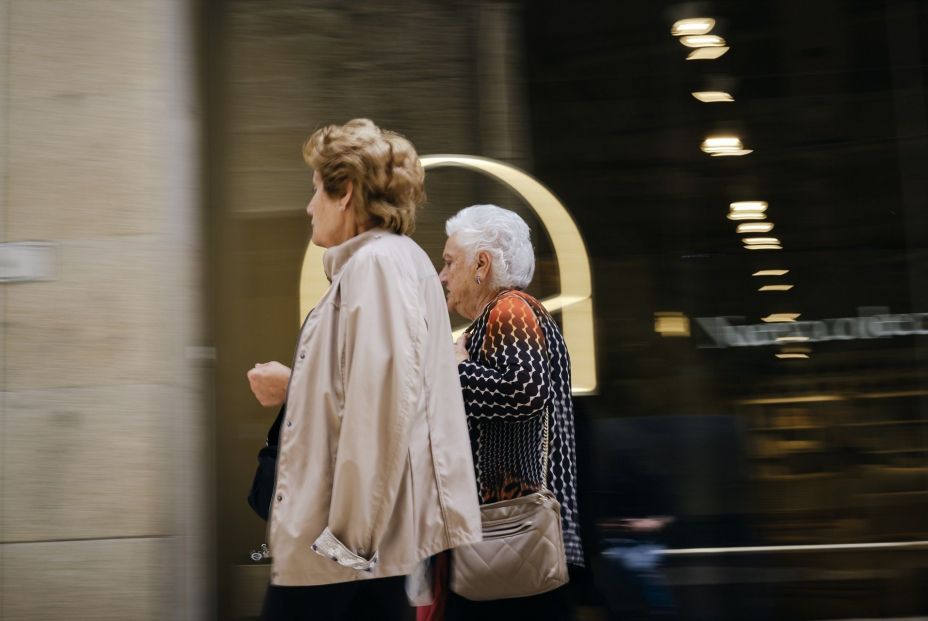 EuropaPress 5202555 dos senoras conversan mientras caminan calles ciudad 15 mayo 2023 ourense