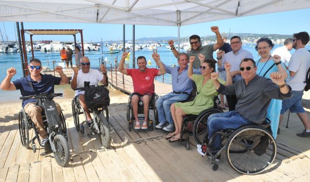 Palamós estrena el primer sistema de baño autónomo de España para personas con movilidad reducida