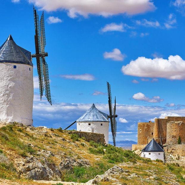 Molinos de Consuegra y castillo al fondo (BigStock)