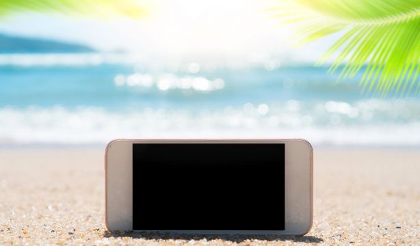 ¿Qué pasa si tu móvil se calienta bajo el sol durante muchas horas?