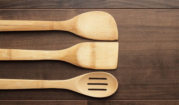 Truco para desinfectar y lavar los utensilios de madera de cocina (Big Stock)