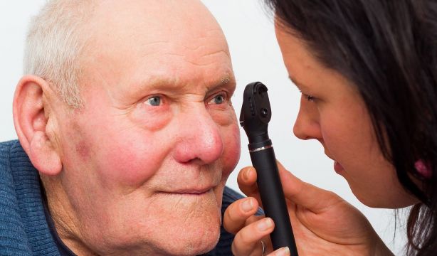 señor revisándose la vista