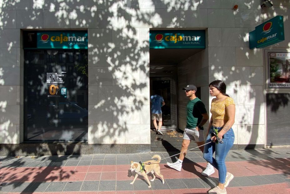 Cajamar continúa cerrando sucursales bancarias en localidades en riesgo de exclusión financiera. Foto: EuropaPress Cajamar continúa cerrando sucursales bancarias en localidades en riesgo de exclusión financiera. Foto: EuropaPress
