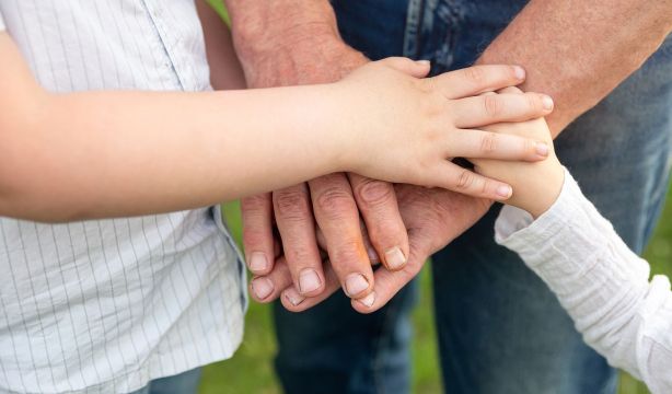 Dos abuelos ganan en el Constitucional la batalla para optar a la adopción de su nieto