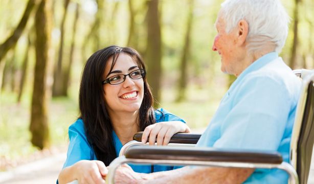Cinco consejos para garantizar el bienestar de las personas con alzhéimer en verano