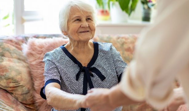 Cinco consejos para garantizar el bienestar de las personas con alzhéimer en verano