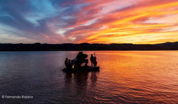 Un concierto de jazz, sobre el agua: así es 'Piano en el Lago'