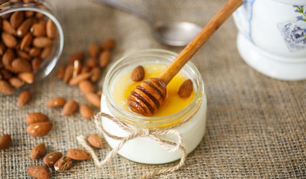 Los grandes beneficios que no conocías de tomar una cucharada de miel con tu yogur