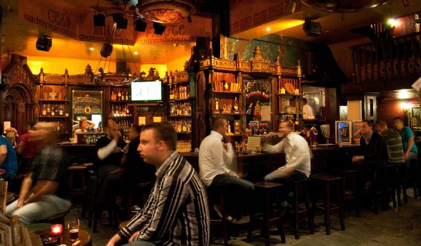 Sin bares ni discotecas: la realidad de más de 3 millones de españoles