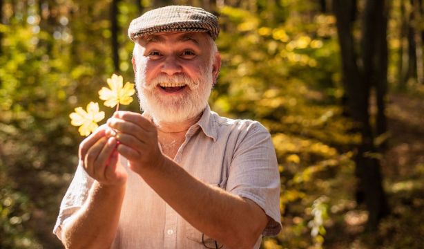 Compartir emociones positivas con la pareja beneficia la salud de las personas mayores