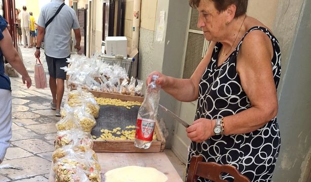 La ciudad en Italia donde las abuelas preparan pasta fresca en la calle