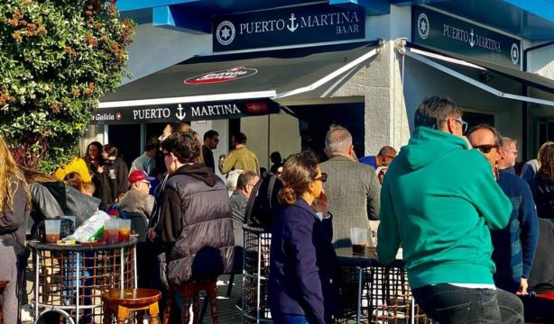 Un bar de Mera (A Coruña) cierra una semana "cansados" de los turistas (Facebook)