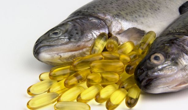 ¿Cómo beneficia el aceite de pescado a las personas predispuestas al alzhéimer?