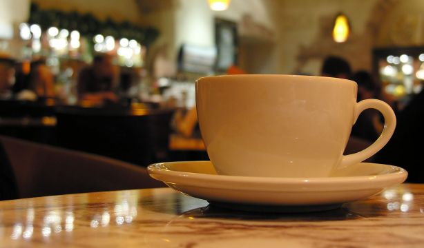 Por qué no debes tomar café después de comer, pero sí al levantarte (Bigstock)