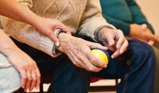 Faltan cuidados a domicilio: el 37% de los hogares con dependientes no tienen cubierta esa necesidad