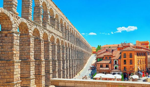 Descubre Segovia 'Con Ojos de Poeta' en el tren de Antonio Machado (Bigstock)