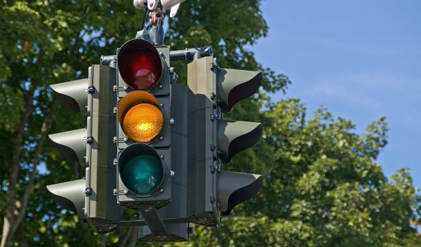 Qué significa el color blanco que podrían incorporar en algunos semáforos (Bigstock)