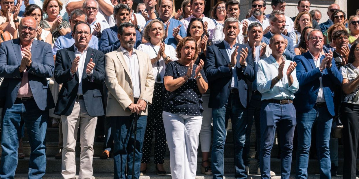 EuropaPress 6163458 minuto silencio repulsa asesinatos menores mocejon otero puerta entrada EuropaPress 6163458 minuto silencio repulsa asesinatos menores mocejon otero puerta entrada