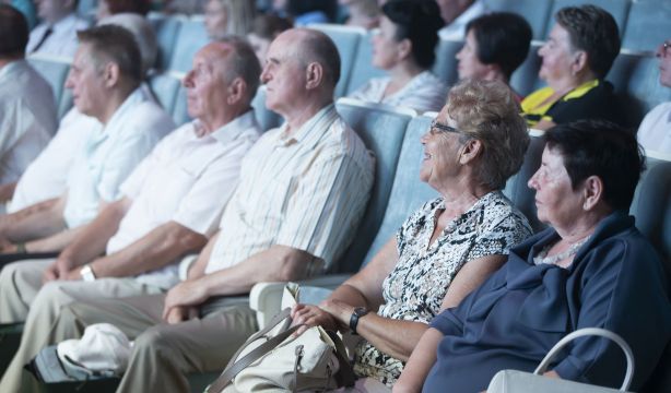El Festival Internacional de Cortometrajes de Mayores de Salamanca llega este año a centros de día (Bigstock)