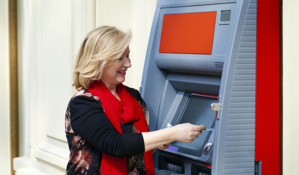 Las recomendaciones de la Guardia Civil a las personas mayores que van al banco