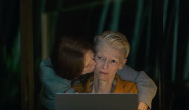 La película más internacional de Almodóvar: lanzan el trailer de 'La habitación de al lado'