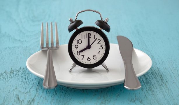Estos son los beneficios y las desventajas del ayuno intermitente