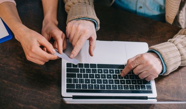 Las personas mayores de Cuenca podrán disfrutar de descuentos en diferentes establecimientos (Bigstock)