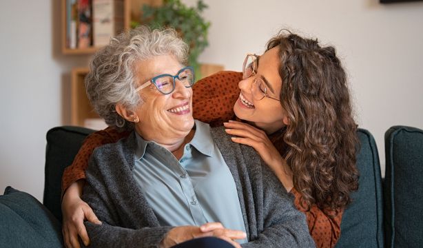 Solo el 43% de las universidades españolas cuentan con programas de convivencia intergeneracional (Bigstock)