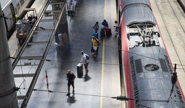 Viajes del Imserso: ¿Cómo puedo solicitar asistencia en el aeropuerto o estación de tren?