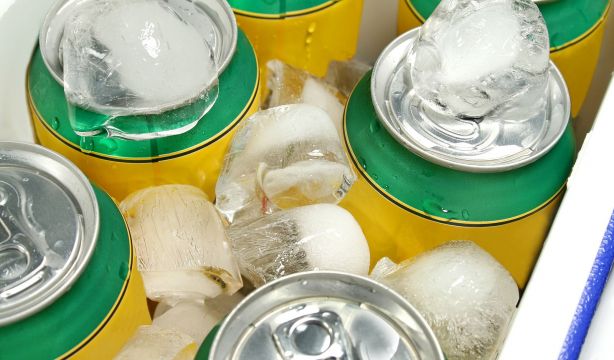Con este truco podrás enfriar una lata de bebida mucho más rápido