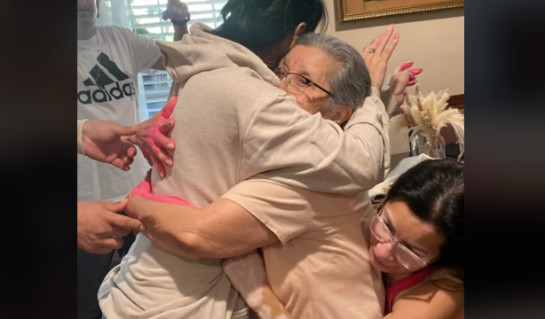 VÍDEO: La idea de unos nietos para que los abrazos de su abuela perduren para siempre