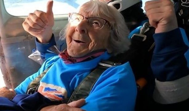 Celebra su 102 cumpleaños tirándose en paracaídas: "No hay que renunciar a nada por ser mayor"