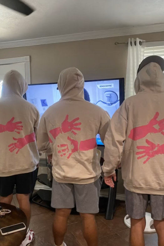 Vídeo: El gesto viral de los nietos que grabaron para siempre los abrazos de su abuela Vídeo: El gesto viral de los nietos que grabaron para siempre los abrazos de su abuela