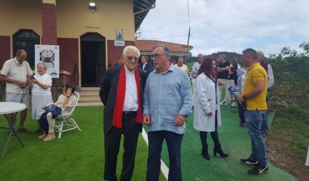 El padre Ángel abre la Ciudad Dorada, un complejo de aldeas para mayores que sufren soledad. EuropaPress