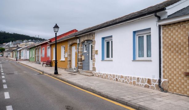 Los pueblos costeros más baratos de España para comprar vivienda