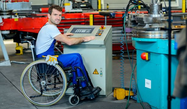 La Seguridad Social prohíbe compatibilizar la pensión de gran invalidez con el trabajo