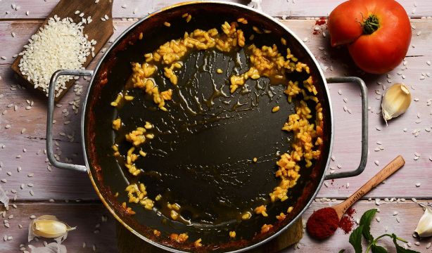 El mítico presentador de Bricomanía desvela el truco para dejar la paellera como nueva