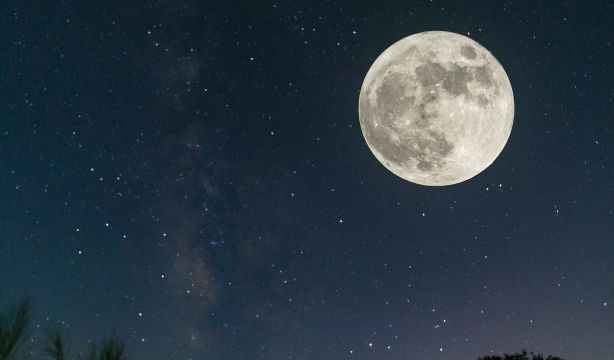¿Luna con cara sonriente el 25 de abril de 2025?