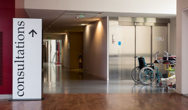 Crean un "muro de la vergüenza" en un hospital con las horas que ha esperado cada mayor de 75 años