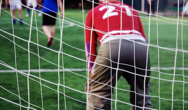 Lanzan una nueva edición de 'Futboleando', el fútbol que se juega andando, para mayores de Pamplona (Bigstock)