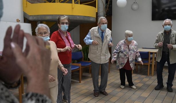 Denuncian que residencias aún mantienen restricciones del Covid: "Parecen centros de internamiento"